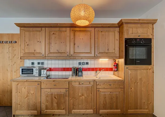 Apartment Le Paradis 1, Alpes Agency, Central Chamonix, Sleeps 4 Chamonix